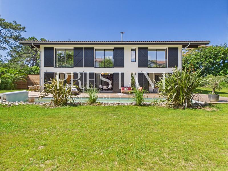 Maison - 310 m² - 11 pièces