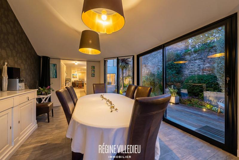 Maison - 211 m² - 10 pièces