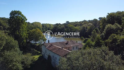 Maison ancienne - 846 m² - 13 pièces