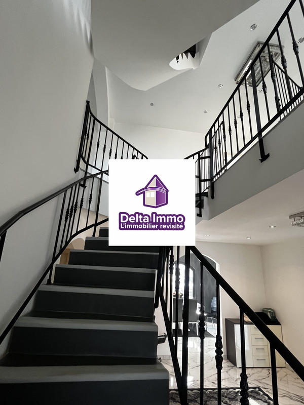 Maison - 345 m² - 8 pièces