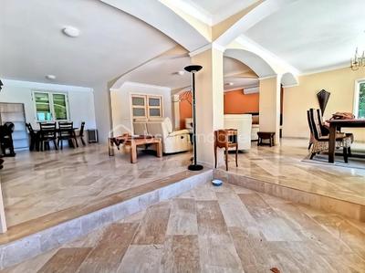 Villa - 230 m² - 6 pièces