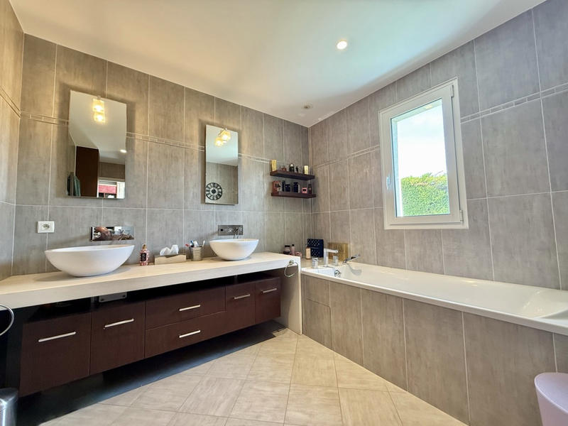 Maison - 274 m² - 10 pièces