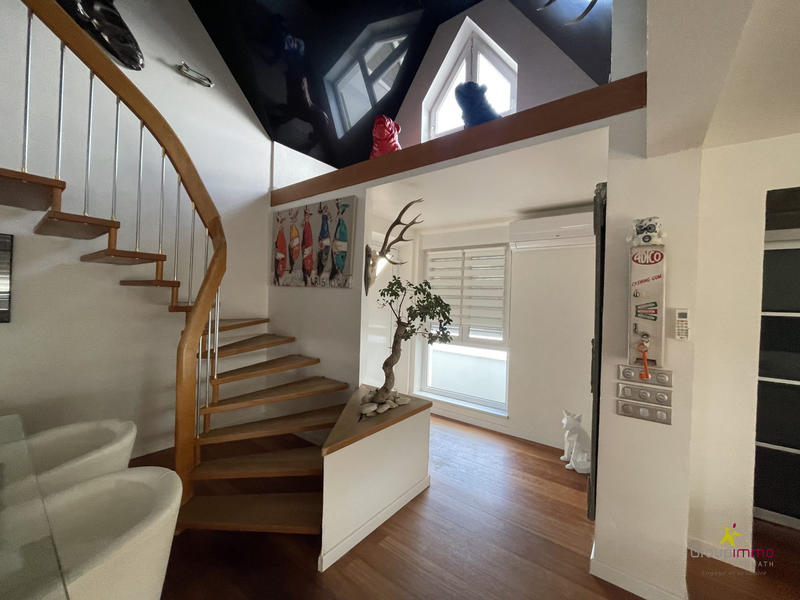 Maison - 244 m² - 9 pièces