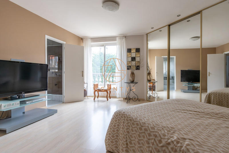 Maison - 205 m² - 8 pièces