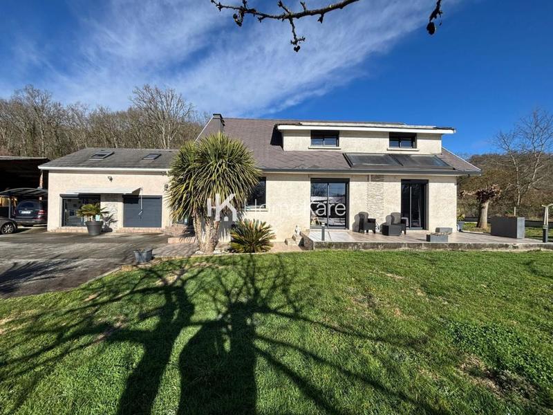 Maison - 280 m² - 9 pièces