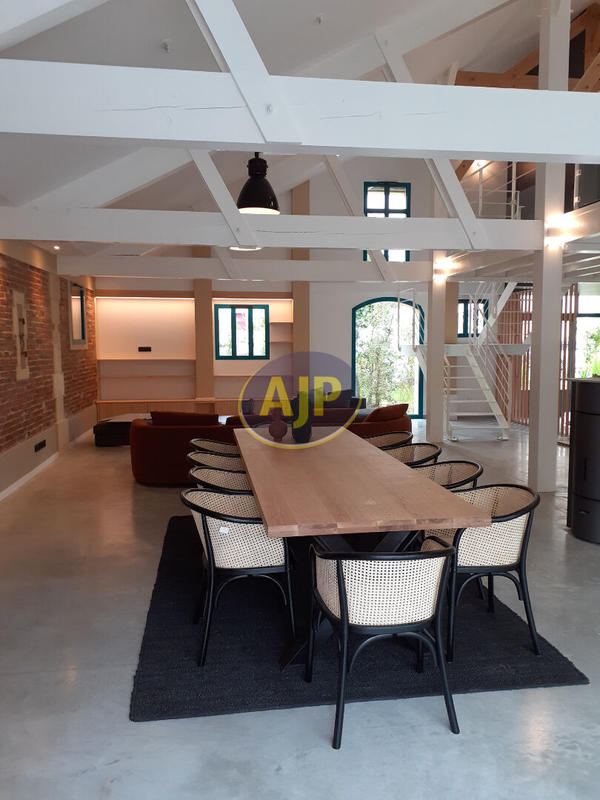 Maison - 270 m² - 6 pièces