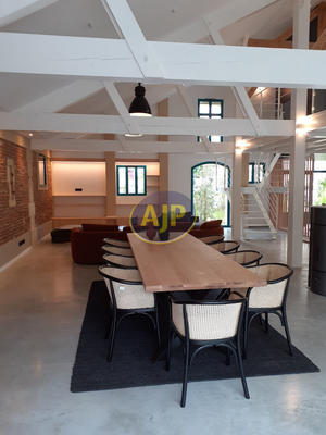 Maison - 270 m² - 6 pièces