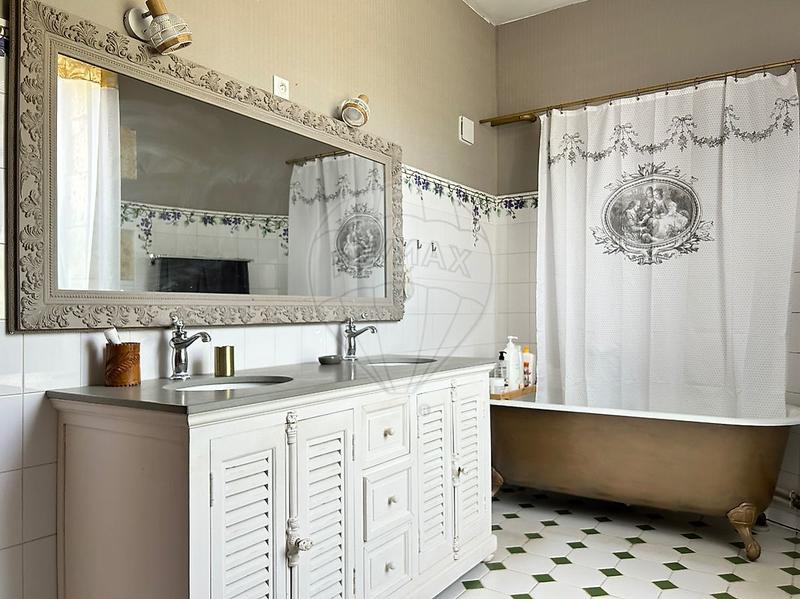 Demeure - 318 m² - 13 pièces