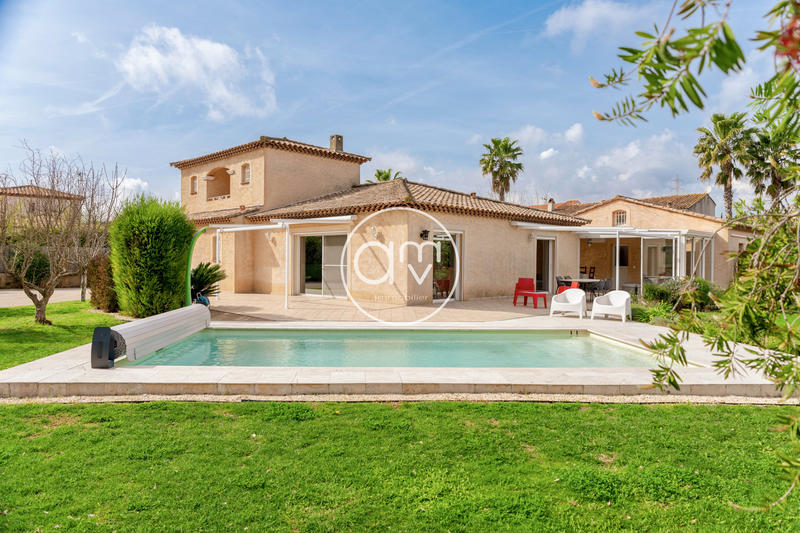 Maison - 253 m² - 9 pièces