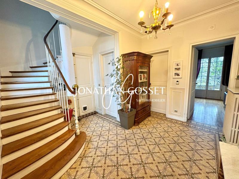 Maison - 247 m² - 10 pièces