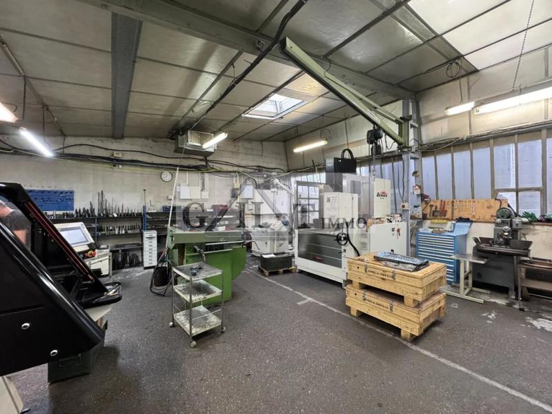 Entrepôt - 1 850 m²