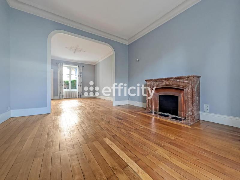 Maison - 248 m² - 9 pièces