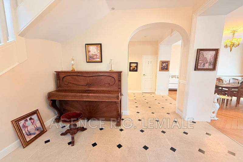 Maison - 210 m² - 8 pièces