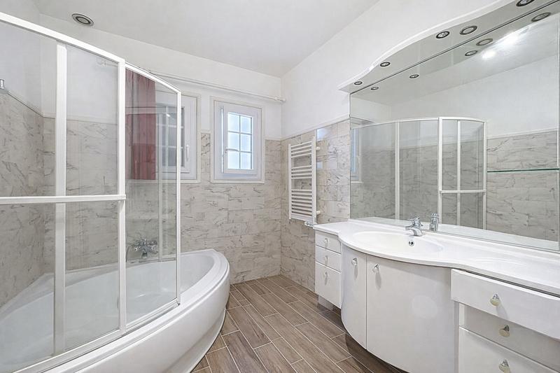 Maison - 202 m² - 8 pièces