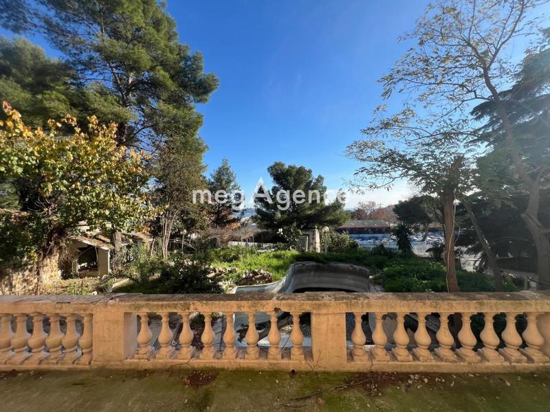 Maison - 740 m² - 18 pièces