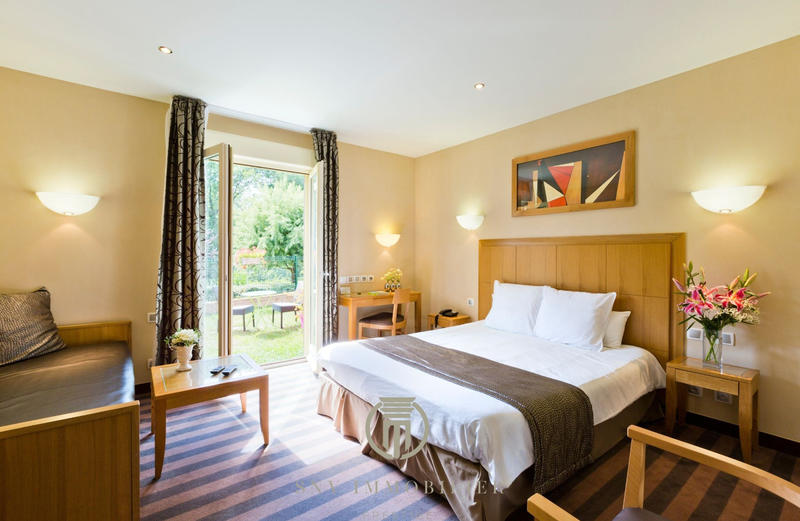 Propriété - 1 457 m² - 34 pièces