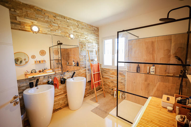 Maison - 250 m² - 6 pièces