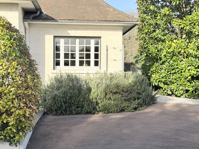 Maison - 290 m² - 9 pièces