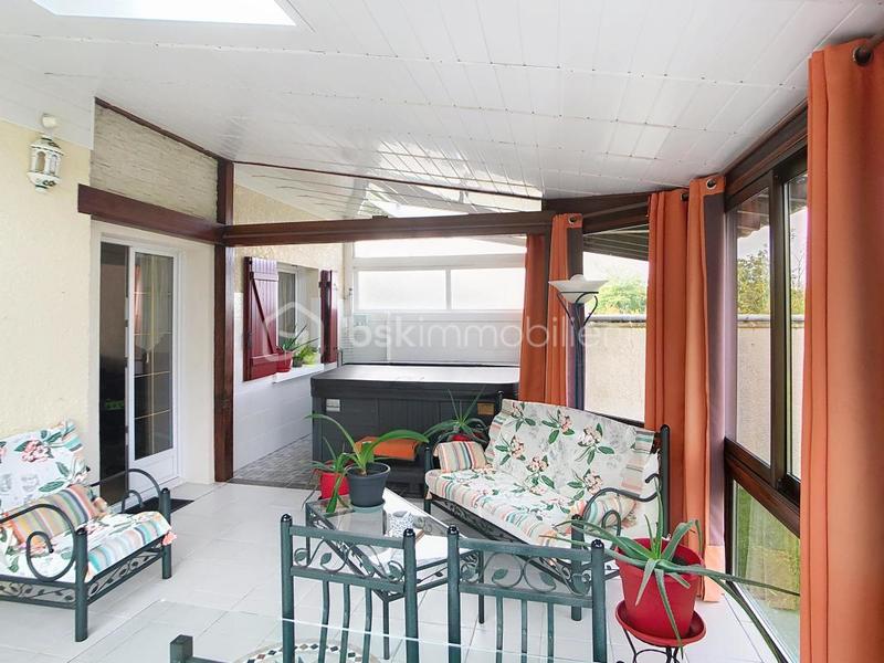 Maison traditionnelle - 197 m² - 8 pièces