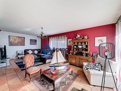 Maison traditionnelle - 278 m² - 8 pièces