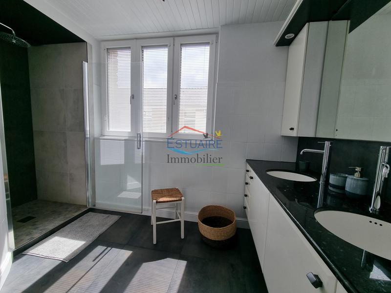 Maison - 239 m² - 10 pièces