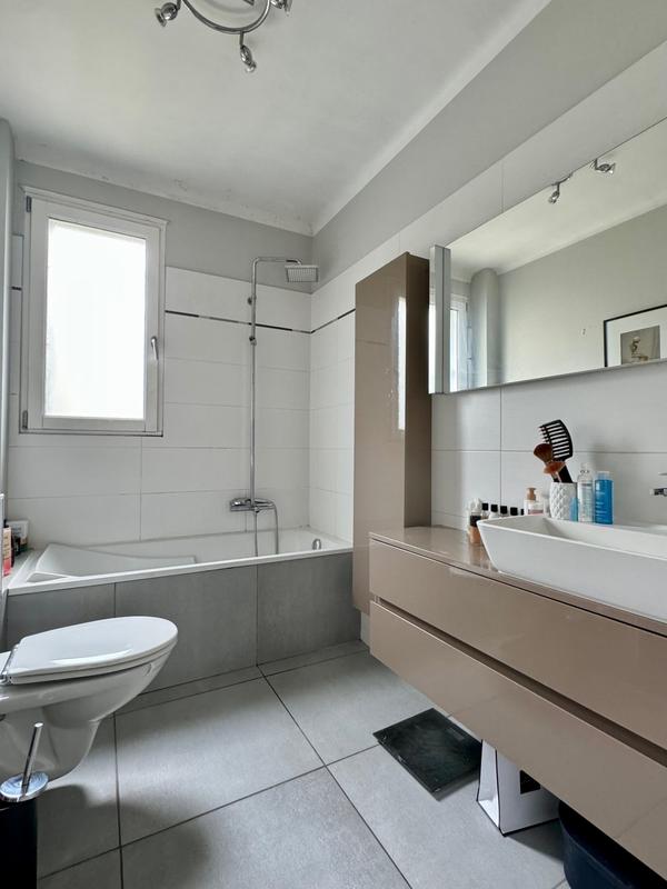 Maison - 168 m² - 9 pièces