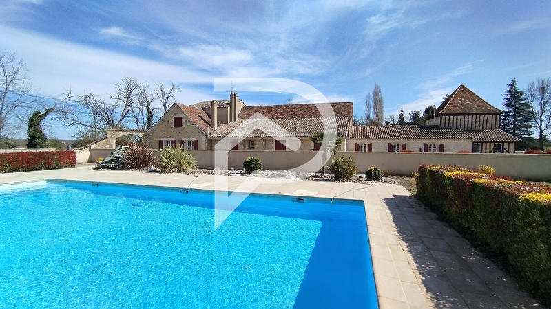 Maison - 650 m² - 17 pièces