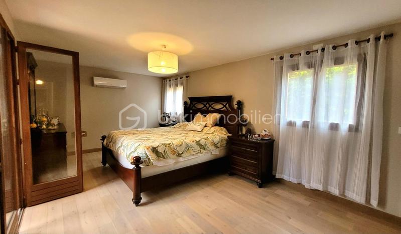 Maison traditionnelle - 262 m² - 9 pièces