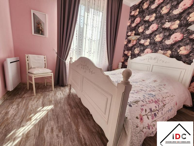 Maison - 250 m² - 9 pièces