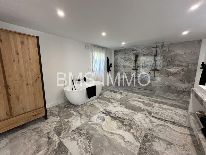 Maison - 251 m² - 6 pièces