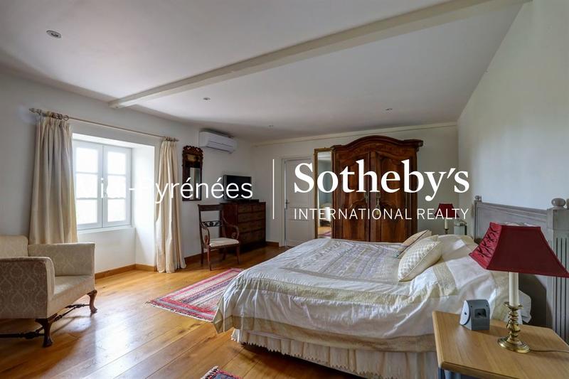 Maison - 288 m² - 12 pièces