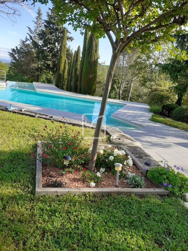 Maison - 290 m² - 11 pièces