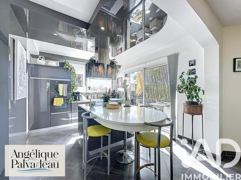 Maison - 217 m² - 7 pièces