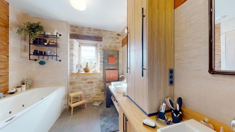 Maison - 1 290 m² - 25 pièces