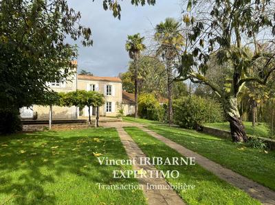 Propriété - 245 m² - 8 pièces