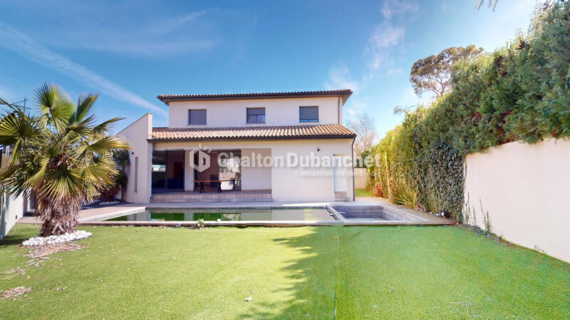 Villa - 229 m² - 9 pièces