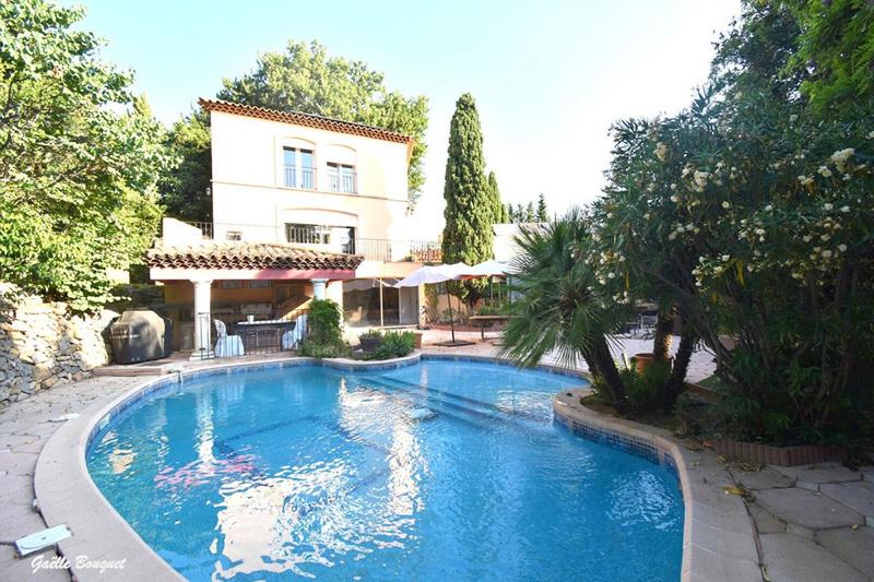 Maison - 300 m² - 9 pièces