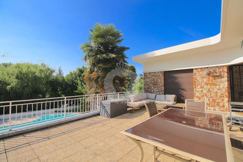 Maison - 245 m² - 8 pièces