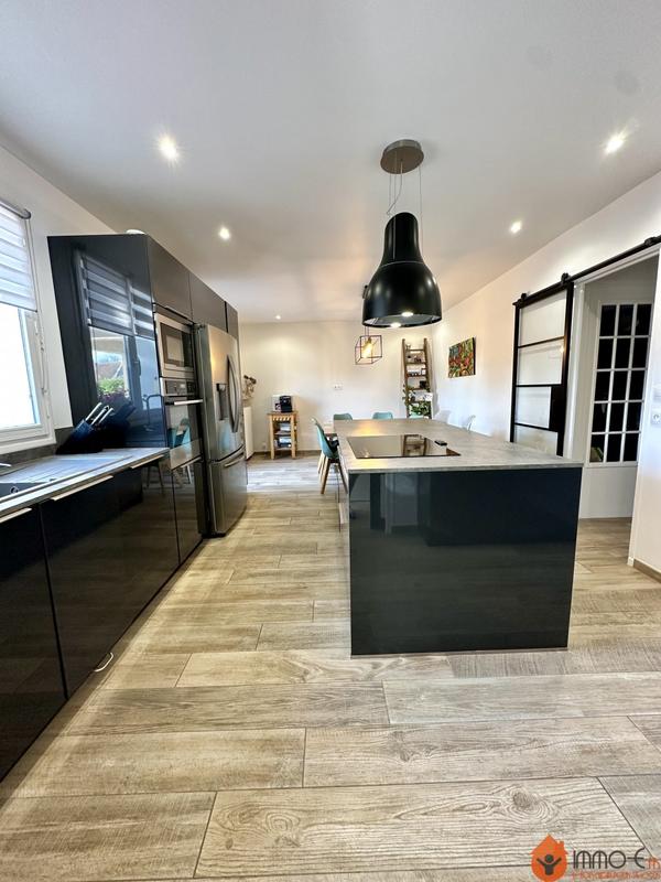 Maison - 230 m² - 8 pièces