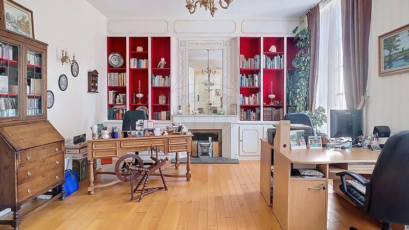 Maison - 275 m² - 9 pièces