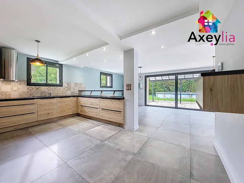 Maison - 240 m² - 10 pièces