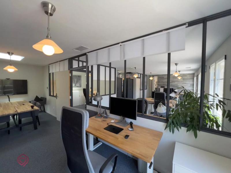 Propriété - 345 m² - 9 pièces