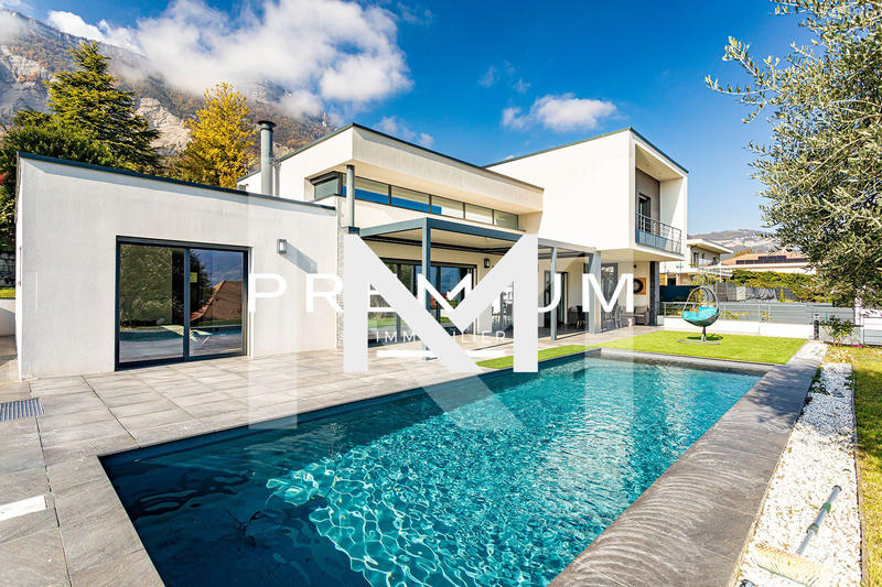 Villa - 252 m² - 6 pièces