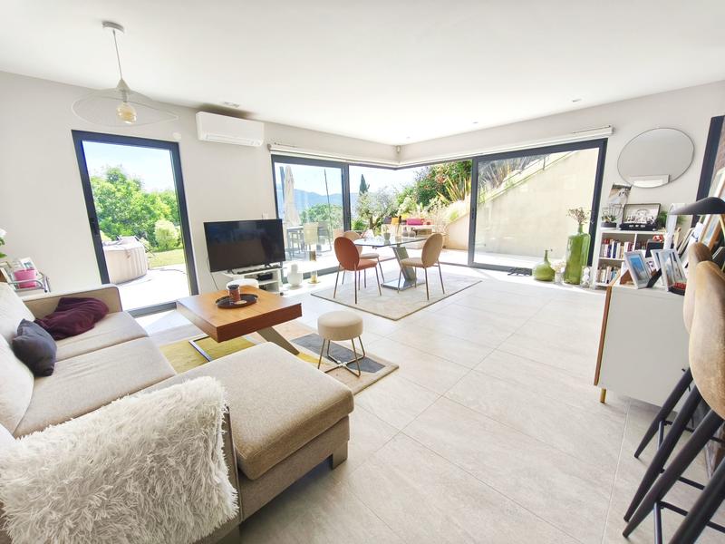 Maison - 180 m² - 5 pièces