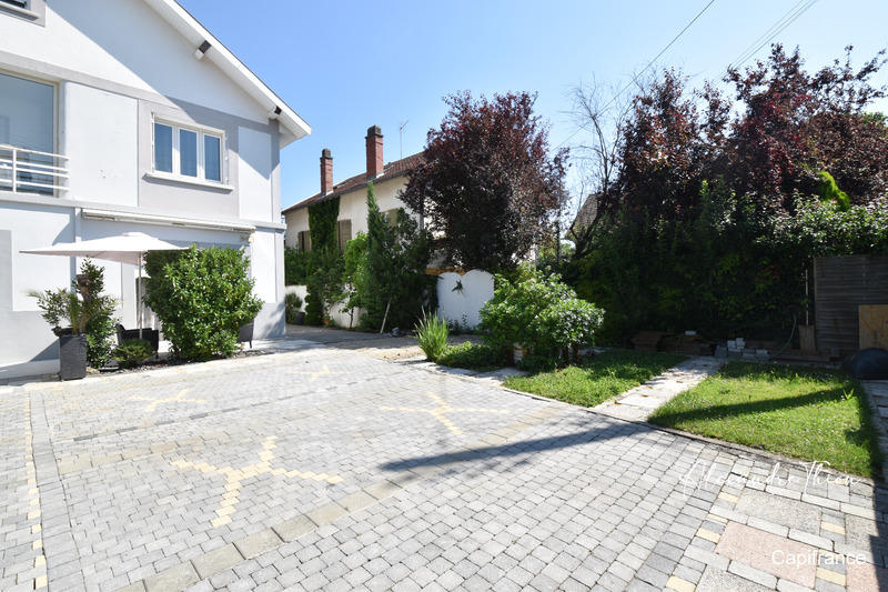 Maison - 288 m² - 12 pièces