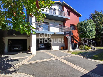 Maison - 250 m² - 6 pièces