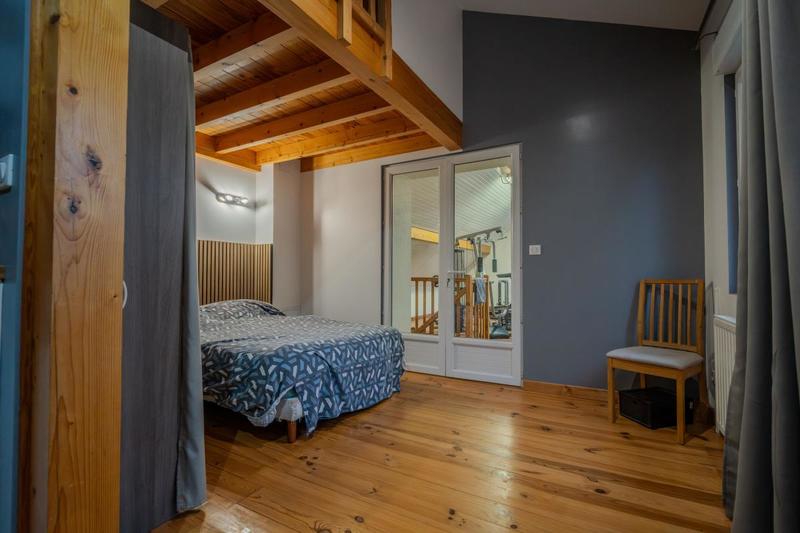 Maison - 330 m² - 9 pièces