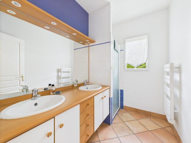 Maison - 237 m² - 10 pièces