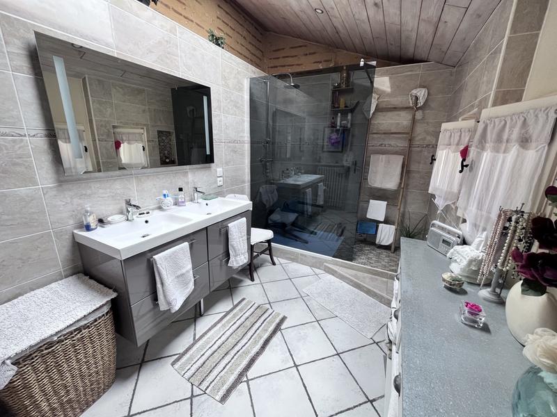 Maison traditionnelle - 240 m² - 6 pièces