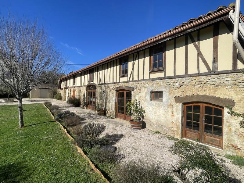 Maison - 630 m² - 9 pièces